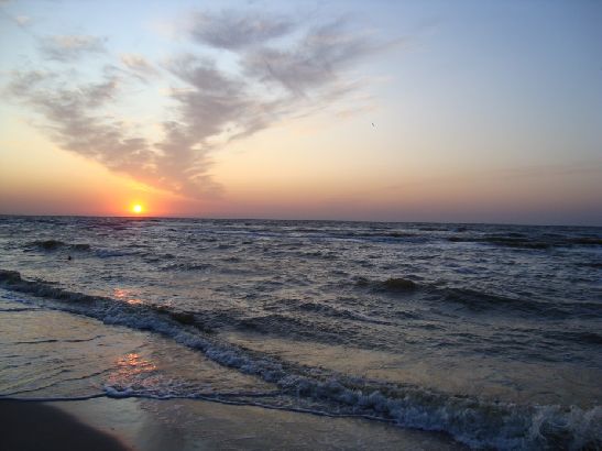 В начале августе на курортах Азовского моря стоит еще знойная июльская погода, а ближе к концу месяца могут наблюдаться небольшие осадки в виде кратковременных дождей
