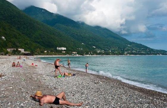 Большая часть пляжей в Абхазии сложена из гальки