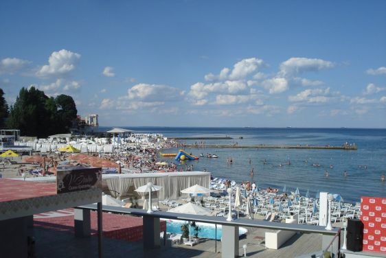 Пляж ''Аркадия'' особо популярен среди молодёжи