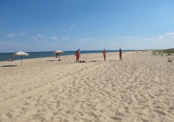Протяжённый песчаный пляж в Каролино-Бугазе