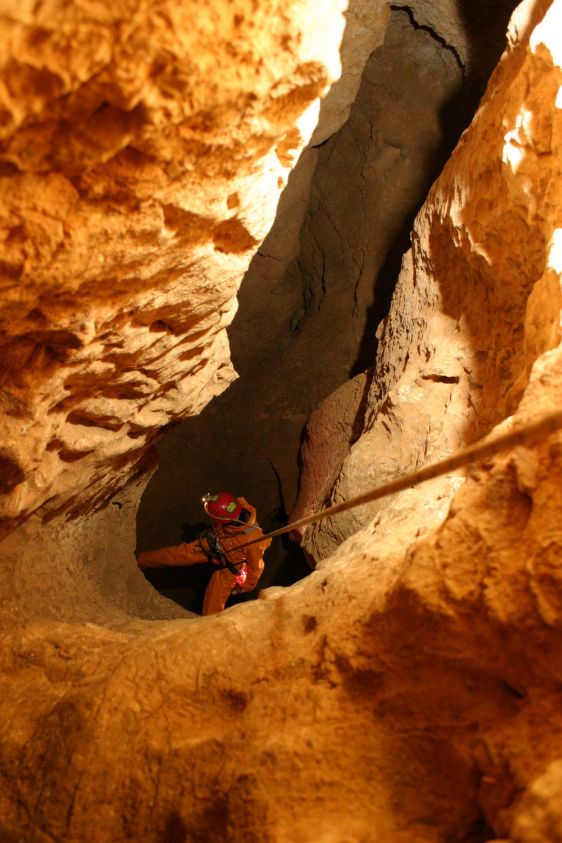 Глубина пещеры составляет 2196 м.