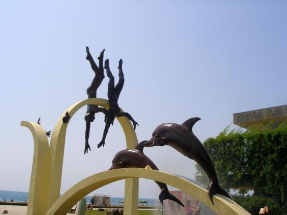 Скульптура ''Ныряльщики'' на набережной Пицунды