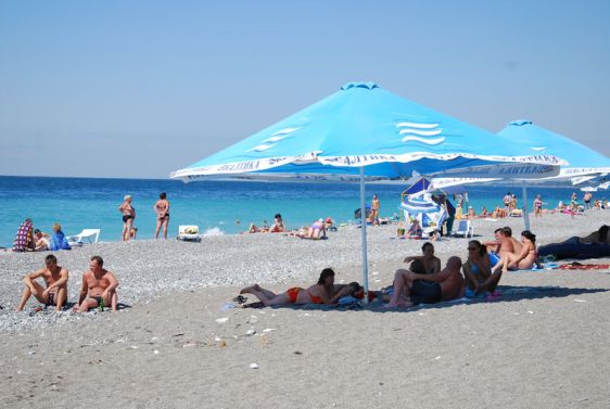 Песчано-галечный пляж от санатория ''Солнечный''