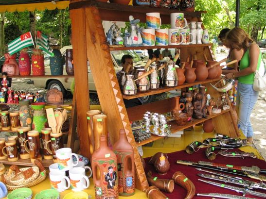 Сувениры и гостинцы из Абхазии можно купить прямо во время экскурсионного тура