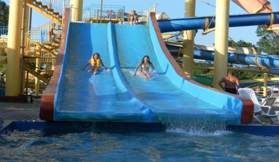 Веселое развлечение для детей и взрослых - аквапарк под открытым небом на берегу Черного моря