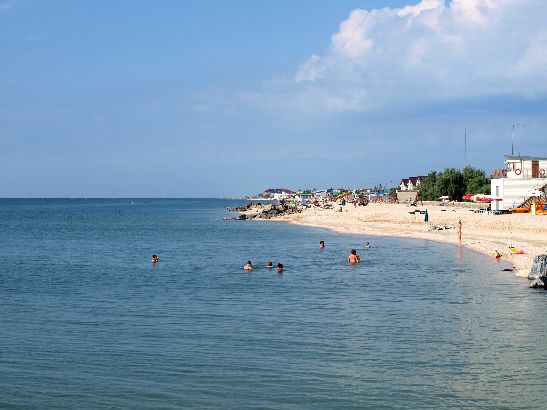 Галечных пляжей на курортах Азовского моря нет, только песчаные. Пляжи Кирилловки