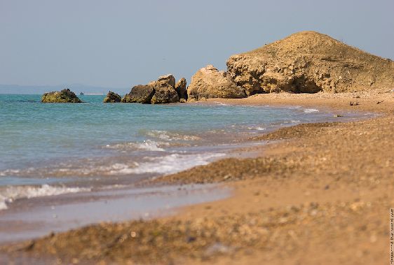 Отдых на Азове позволяет объединить пляжный отдых с осмотром местных достопримечательностей. Пляжи Таманского полуострова