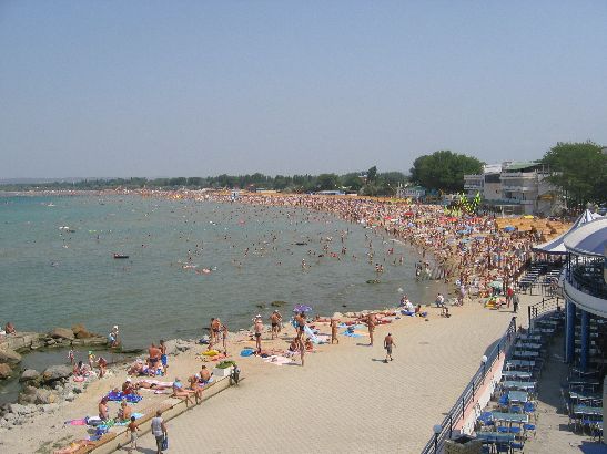 В отличие от многих других курортов на берегу Черного моря, где позагорать можно лишь на гальке или камнях, в Анапе есть много золотых песчаных пляжей