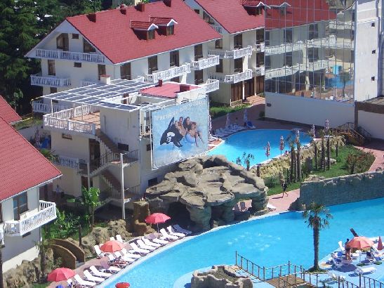 На курорте Лазаревское есть и недорогие отели, и фешенебельные комплексы, предлагающие отдых по системе "Все включено"