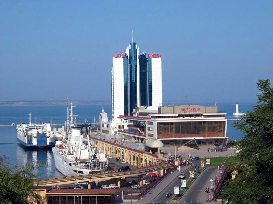 Одесса известна как крупный морской порт и курорт на Черном море, который полон достопримечательностей, неповторимого юмора и колорита