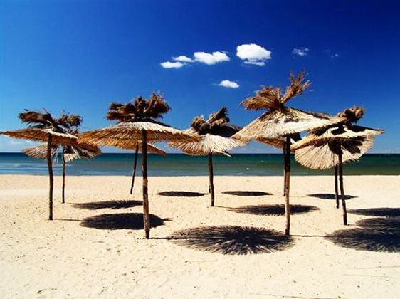 Мягкие пляжи Краснодарского края, каменные уютные бухты в Крыму и бесконечная ривьера Азова ждут туристов каждый год!