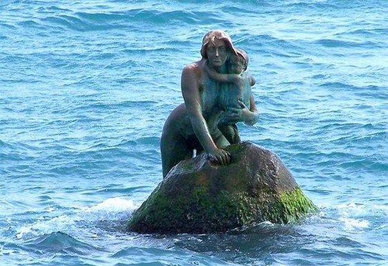 Пляж "Русалочка" известен тем, что прямо в воде находится статуя морской красавицы с младенцем