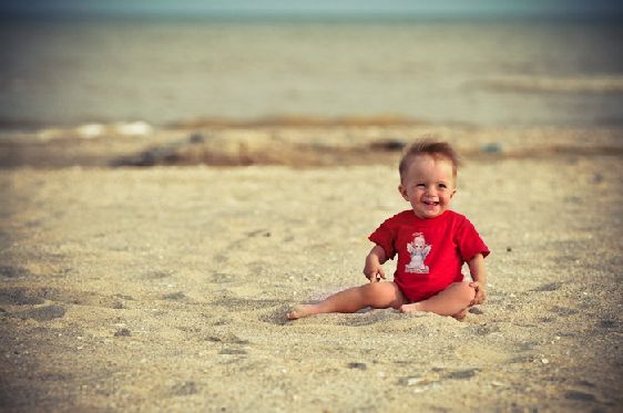 Малыши могут целый день резвиться в песке, строить замки, а родители в это время могут спокойно отдыхать