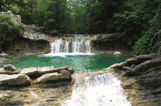 Водопад ''Изумрудный'' обрёл своё название благодаря роскошному оттенку воды