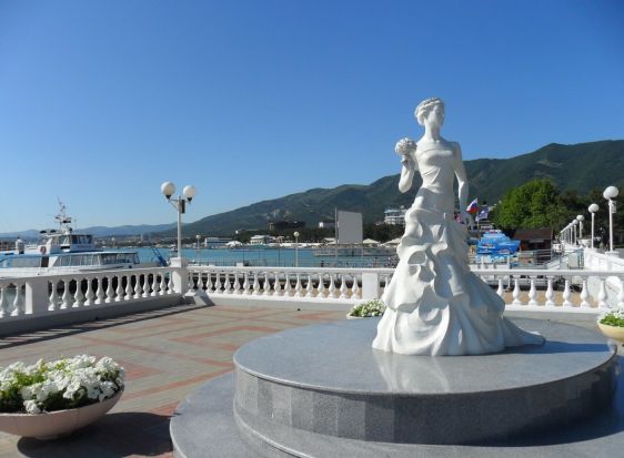 Скульптура ''Белая Невеста'' - один из символов Геленджика