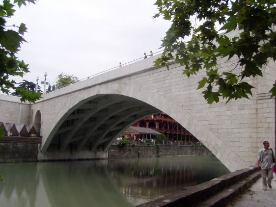 Ривьерский мост был возведён возле одноимённого парка