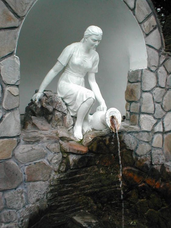 Скульптура девушки с кувшином, из которого течёт вода - это и есть тот самый родник Наташа