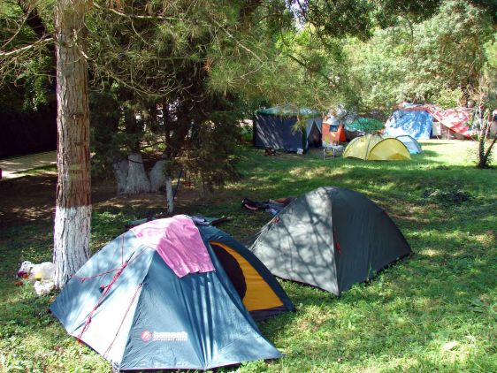 В России существует много достойных палаточных лагерей и кемпингов,  предлагающих отличные условия