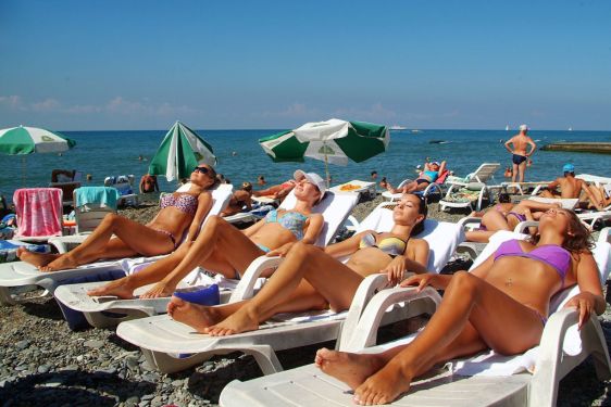 На южном берегу России многие курорты следуют концепции молодёжного отдыха