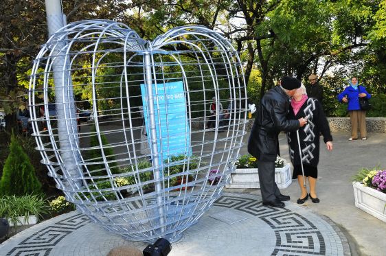 Cовсем недавно рядом с ''Тёщиным мостом'' открыли Памятник Любви в виде сердца