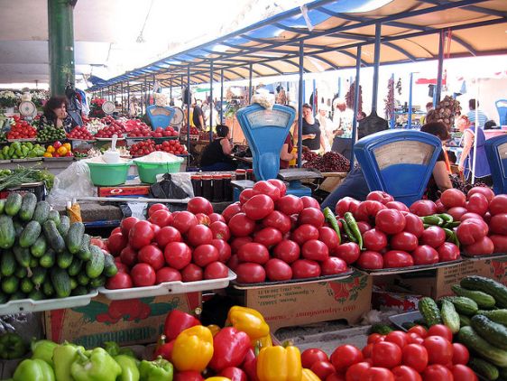 Самые высокие цены на овощи и фрукты на сочинском рынке -  с утра