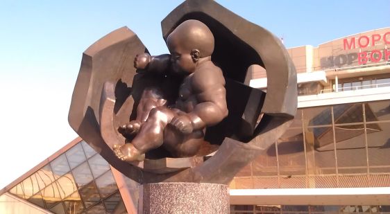 Скульптура ''Золотой мальчик'' в одесском порту