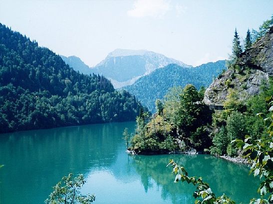 Многие туристы едут в Абхазию, чтобы познакомиться с ее необыкновенно красивой природой