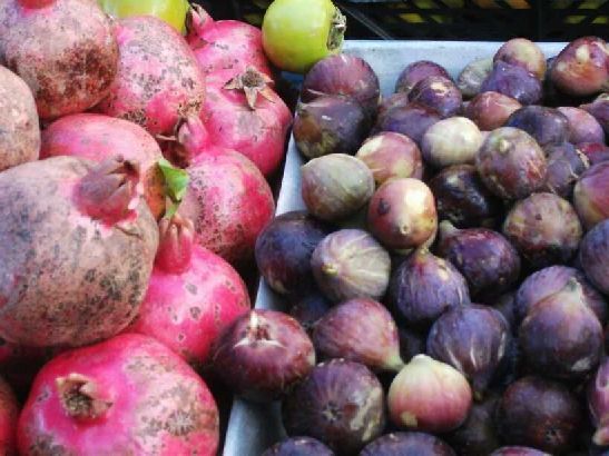 В Абхазии зреют различные виды вкуснейших фруктов, правда продаются они не везде, и не всегда