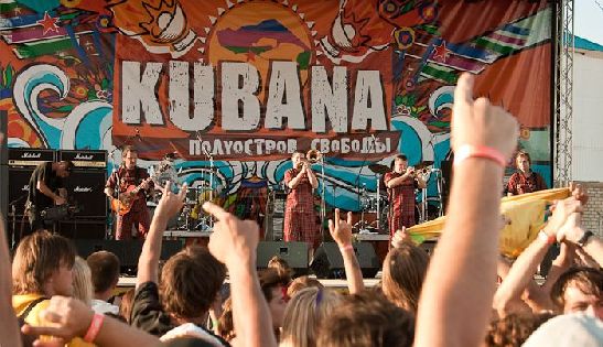 Фестиваль Кубана проходит в необычной обстановке, когда сцена установлена прямо на пляже под открытом небом