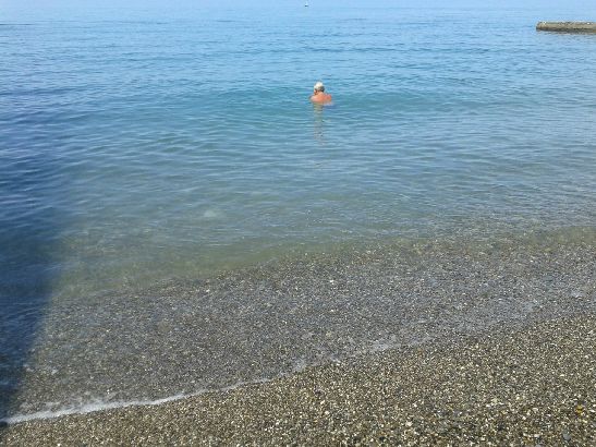 Море в Сочи в сентябре не спешит остывать, поэтому как правило можно купаться весь первый осенний месяц, особенно в ясные теплые дни