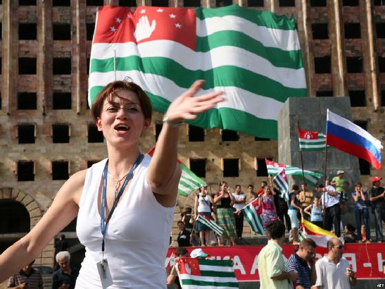 В день независимости Абхазии в Сухуми устраиваются народные гуляния с танцами и музыкой