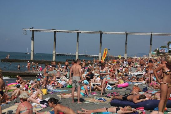 В августе пляжи Адлера как правило переполнены туристами