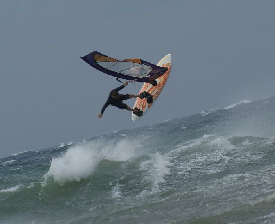 В октябре нередки шторма, когда серфингисты пытаются укротить поднимающиеся волны