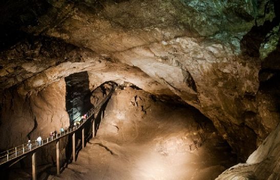 Экскурсии в пещеру Новый Афон проводят на круглогодичной основе