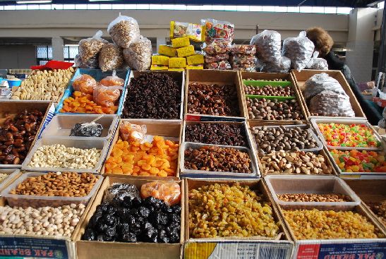 Также на рынках - изобилие полезных орехов и сухофруктов