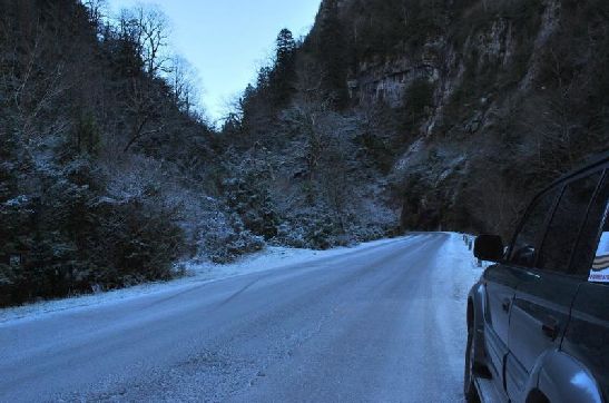 В предгорных районах дороги покрываются ледяной коркой, безопасно проехать по ним можно только на зимней резине