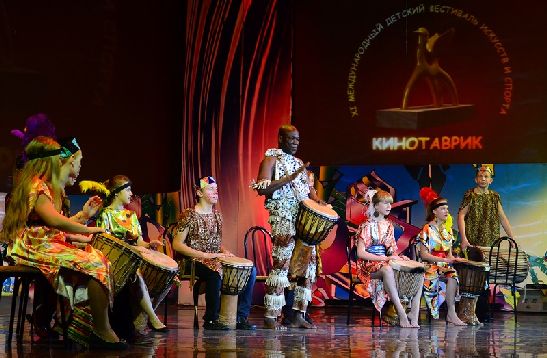  Международный детский фестиваль искусств и спорта ''Кинотаврик'' ежегодно собирает на своей сцене около 1500 детей из России, СНГ и дальнего зарубежья