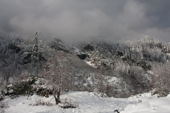Так в некоторых частях Абхазии в декабре выглядят горы