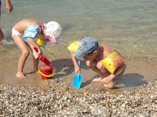 В июле как правило стоит жаркая погода, а море прогревается до приятных температур, что особенно нравится детям