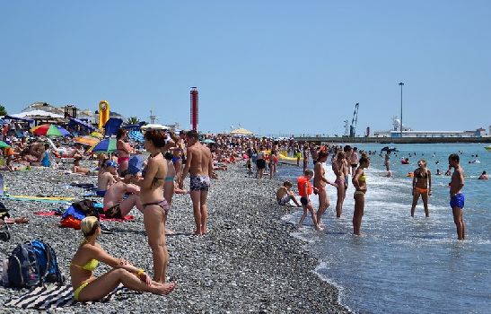В июне на пляжах, например, у парка Ривьера становится все больше и больше народу
