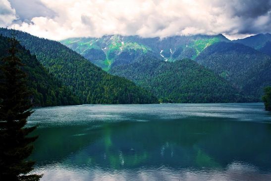 Необыкновенно красивое высокогорное озеро Рица