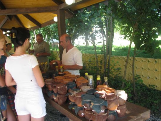 На дегустации меда в Абхазии можно узнать много новых сортов сладкого лакомства