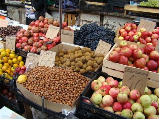 В июле рынки Абхазии радуют изобилием свежих фруктов