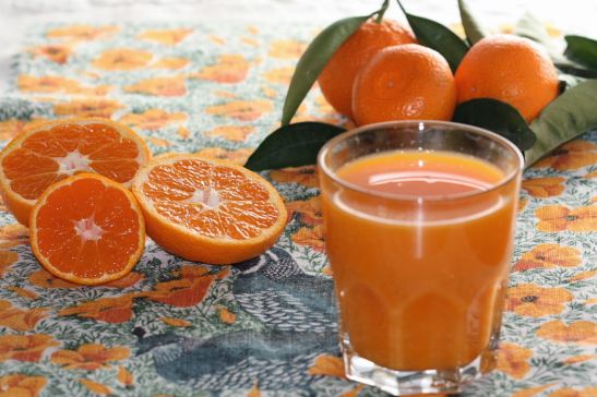 Свежевыжатый сок из абхазских мандаринов просто незабываем!