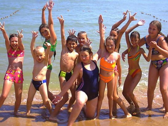 Дети всегда весело проводят время на берегу моря в Абхазии