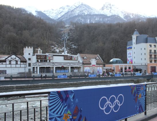 Февраль в Олимпийской деревне - можно полноценно представить атмосферу Зимних игр 2014