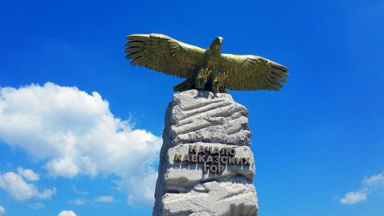 Орел гордо возвышается на монументе в точке отсчета географического начала кавказских гор